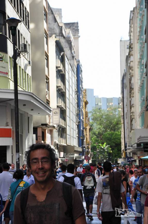 Feliz, passeando pelas ruas centrais de Porto Alegre, no Rio Grande do Sul